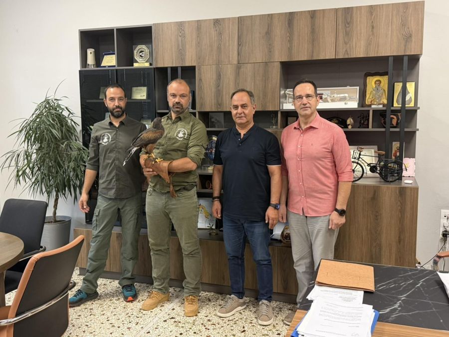 Υπεγράφη η σύμβαση μεταξύ Δήμου Καρδίτσας και Συλλόγου Ελληνικής Ιερακοθηρίας για την απομάκρυνση των κορακοειδών από το Παυσίλυπο