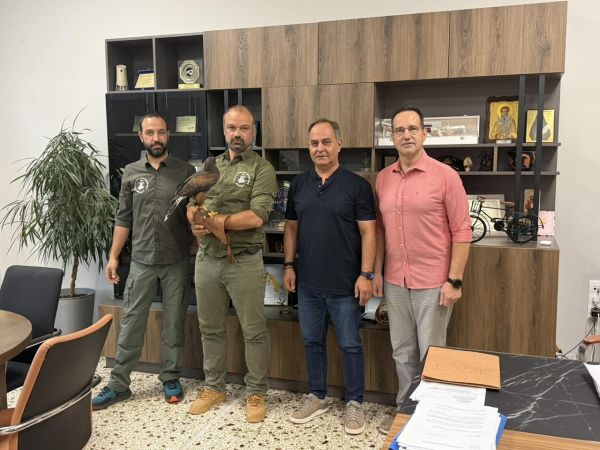 Υπεγράφη η σύμβαση μεταξύ Δήμου Καρδίτσας και Συλλόγου Ελληνικής Ιερακοθηρίας για την απομάκρυνση των κορακοειδών από το Παυσίλυπο