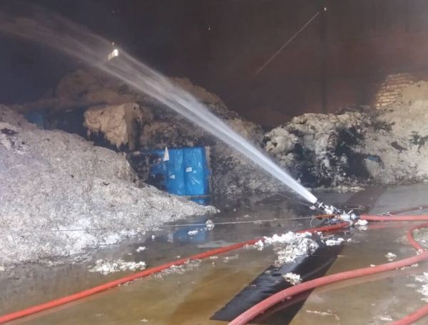 Μεγάλη πυροσβεστική δύναμη σε εκκοκκιστήριο που ξέσπασε πυρκαγιά στο Σταυρό Φαρσάλων