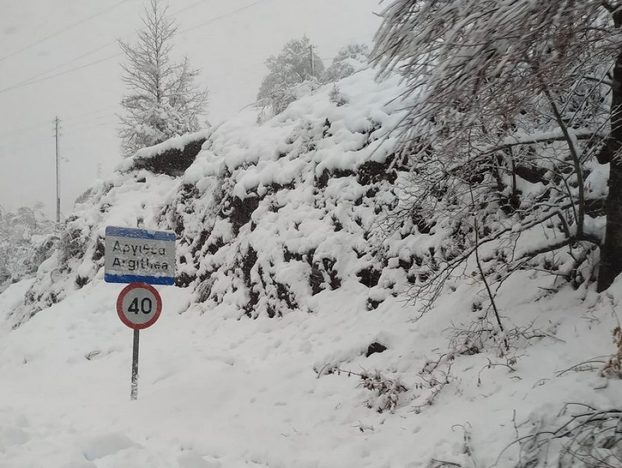 Χωρίς ρεύμα από το πρωί Δυτική και Ανατολική Αργιθέα - Συνεχίζεται η ισχυρή χιονόπτωση (+Φώτο)