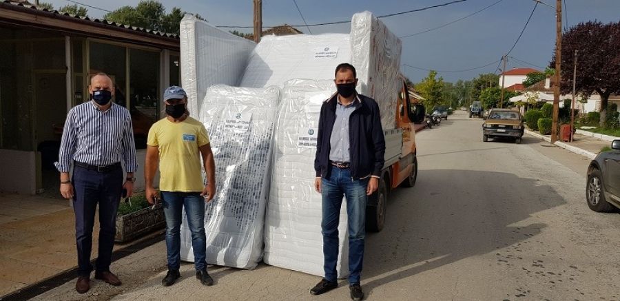 Διανομή στρωμάτων σε πληγέντες από την Π.Ε Καρδίτσας