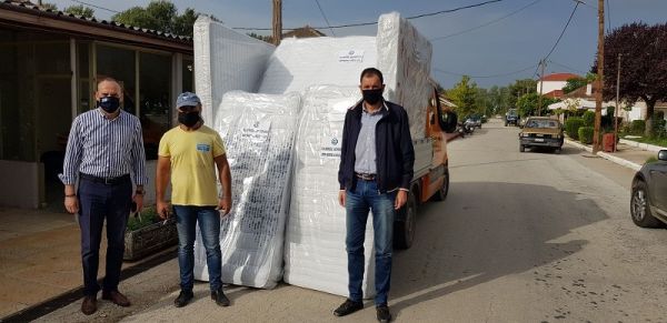 Διανομή στρωμάτων σε πληγέντες από την Π.Ε Καρδίτσας