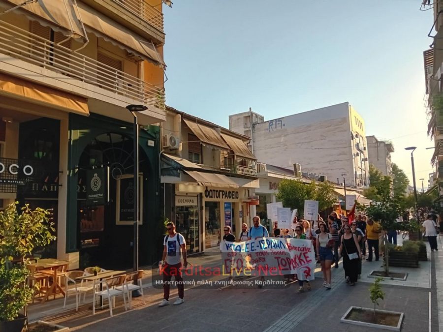 «Έξω η Ελλάδα από τον πόλεμο»: Πικετοφορία και πορεία στο κέντρο της Καρδίτσας (+Φωτο +Βίντεο)