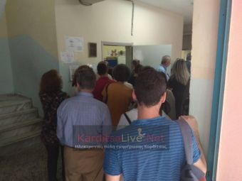 Αυξημένη η ροή στα εκλογικά τμήματα της Καρδίτσας λίγο πριν το μεσημέρι - Στην κάλπη και οι υποψήφιοι Δήμαρχοι (+Φώτο)
