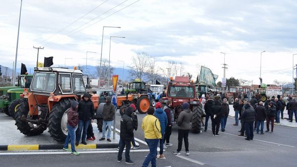 Απέκλεισαν προσωρινά τον κόμβο Πλατυκάμπου οι αγρότες - Την Πέμπτη (14/2) το ραντεβού με την Κυβέρνηση