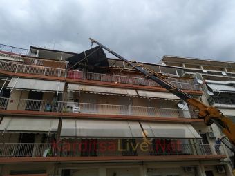 Ο θυελλώδης άνεμος «πέταξε» τσίγκινο παράπηγμα σε μπαλκόνι πολυκατοικίας στην Καρδίτσα! (+Φώτο +Βίντεο)