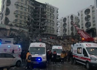 Σεισμός 7,8 Ρίχτερ: 912 νεκροί στην Τουρκία και 320 οι νεκροί στη Συρία