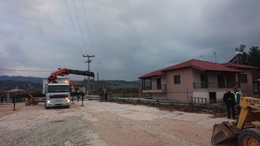 Υπεγράφη η σύμβαση για την κατασκευή κιβωτοειδούς οχετού στον οικισμό των σεισμόπληκτων στο Δαμάσι