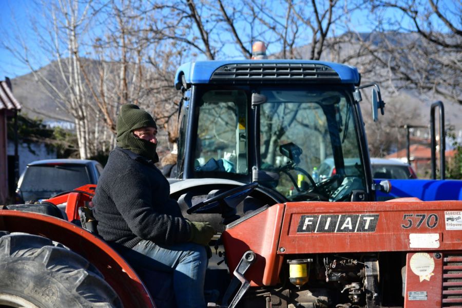 Λάρισα: Στον δρόμο τα τρακτέρ στον Τύρναβο (φωτο &amp; βίντεο)