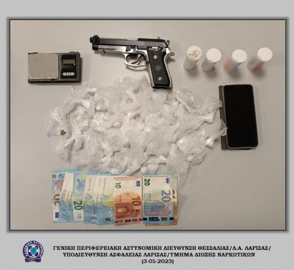 Λάρισα: Σύλληψη 2 ανδρών για κατοχή ναρκωτικών και όπλου - Αναζητείται 1 ακόμη άνδρας