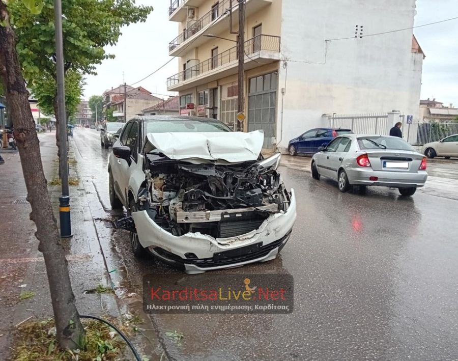 Καρδίτσα: Σύγκρουση οχημάτων με υλικές ζημιές στην οδό Τρικάλων (+Φωτο)