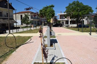 Αυτοψία Β. Τσιάκου στην κατασκευή πλατείας στα "Καροπλεσίτικα"