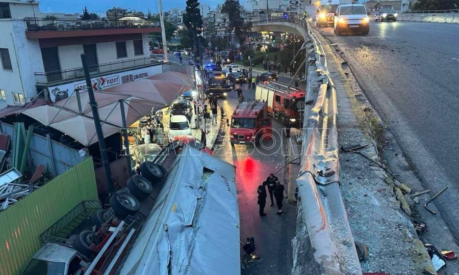 Τροχαίο στη Λεωφόρο Θηβών: Έπεσε φορτηγό από τη γέφυρα της Πέτρου Ράλλη