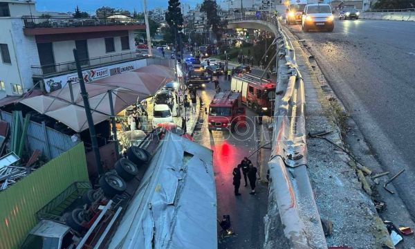 Τροχαίο στη Λεωφόρο Θηβών: Έπεσε φορτηγό από τη γέφυρα της Πέτρου Ράλλη