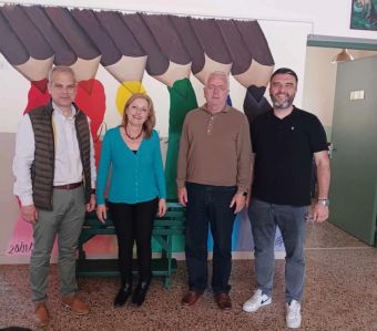 1ο Δημοτικό Σχολείο Σοφάδων: Δωρεά αναπηρικού αμαξιδίου σε μαθήτρια από το Make a wish