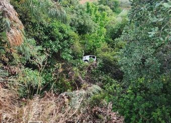 Αιτωλοακαρνανία: Αυτοκίνητο έφυγε σε γκρεμό - Σώοι γυναίκα και παιδί που επέβαιναν σε αυτό