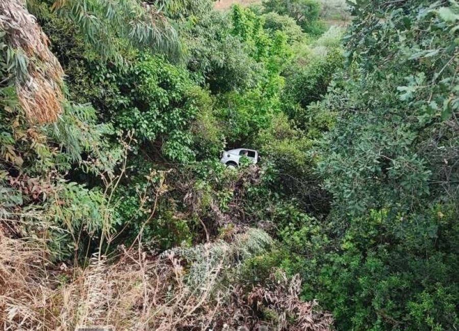 Αιτωλοακαρνανία: Αυτοκίνητο έφυγε σε γκρεμό - Σώοι γυναίκα και παιδί που επέβαιναν σε αυτό