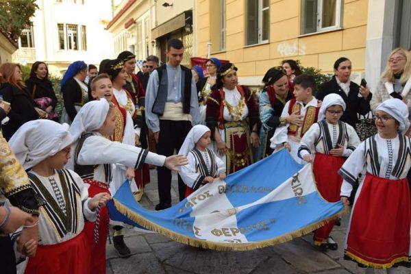 Tα 141 χρόνια από την απελευθέρωση της Θεσσαλίας τίμησαν μαζικά και με μεγαλοπρέπεια οι Θεσσαλοί της Αττικής στο Σύνταγμα