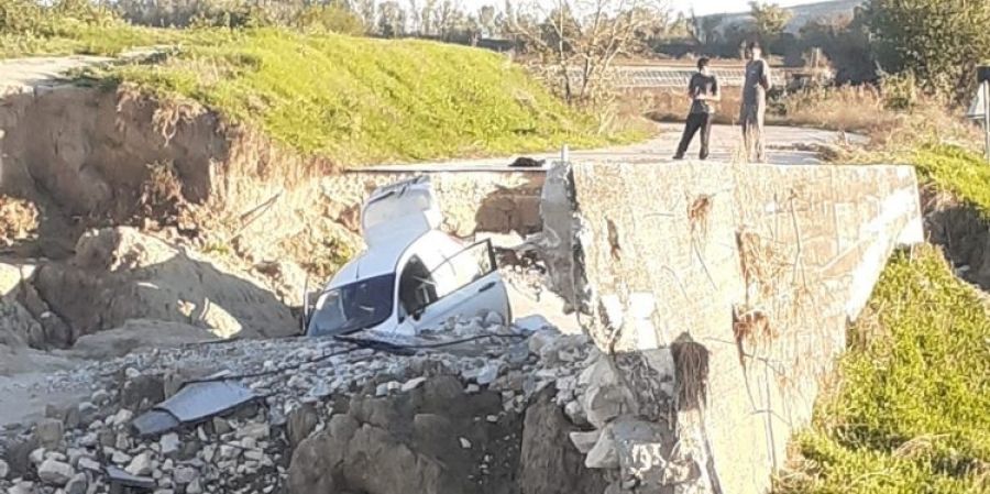 Αυτοκίνητο με δύο επιβαίνοντες είχε πτώση στην κατεστραμμένη γέφυρα του Κλοκοτού