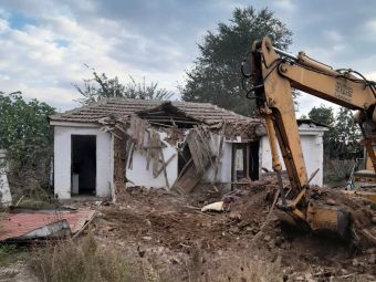 Στα μισά το έργο της κατεδάφισης των επικινδύνως ετοιμόρροπων κτιρίων στο Δήμο Παλαμά (+Φωτο)