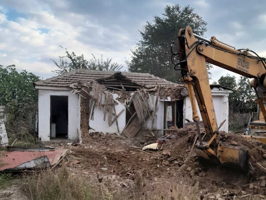 Στα μισά το έργο της κατεδάφισης των επικινδύνως ετοιμόρροπων κτιρίων στο Δήμο Παλαμά (+Φωτο)