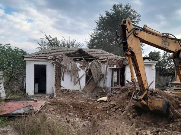 Στα μισά το έργο της κατεδάφισης των επικινδύνως ετοιμόρροπων κτιρίων στο Δήμο Παλαμά (+Φωτο)