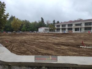Μπαίνουν οι κυβόλιθοι στους διαδρόμους του περιβάλλοντος χώρου του Δημαρχείου Καρδίτσας (+Φωτο)