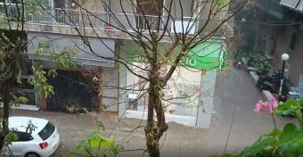 Δύσκολη κατάσταση από την έντονη βροχόπτωση στο κέντρο της Αθήνας - Μήνυμα από το 112 (+Βίντεο)
