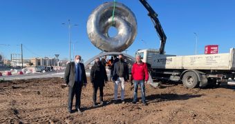Ο Πολυκυκλικός Δεσμός εγκαταστάθηκε στον κυκλικό κόμβο στη λεωφόρο Καραμανλή στη Λάρισα