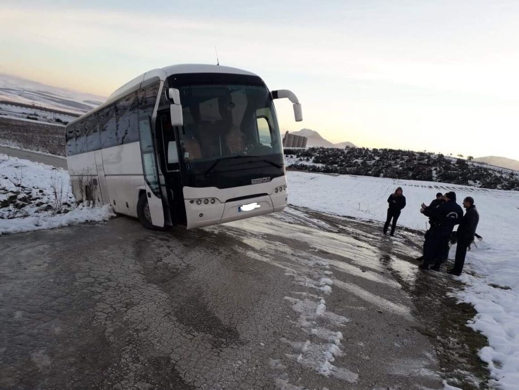 Φάρσαλα: Λεωφορείο με μαθητές βγήκε εκτός δρόμου λόγω παγετού