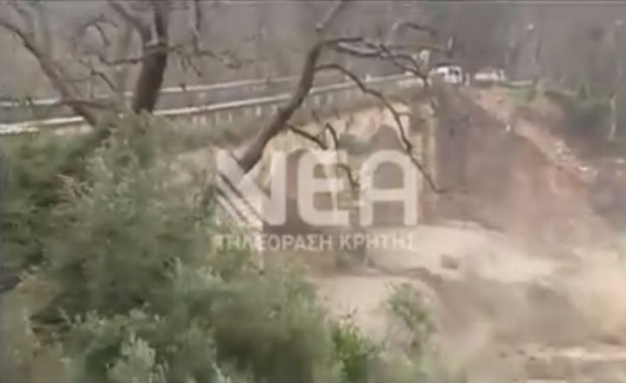 Χανιά: Κατέρρευσε η πετρόκτιστη γέφυρα του Κερίτη σε ζωντανή μετάδοση (+Βίντεο)