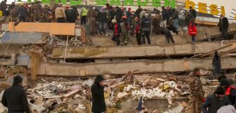 Τουρκία: Σωστικά συνεργεία βγάζουν δυο ανθρώπους ζωντανούς από τα συντρίμμια σχεδόν 198 ώρες μετά το σεισμό