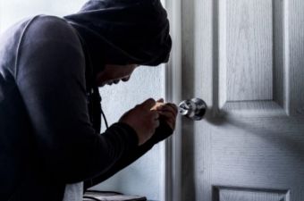 Αλμυρός: Κουκουλοφόροι λήστεψαν ηλικιωμένη μέσα στο σπίτι της