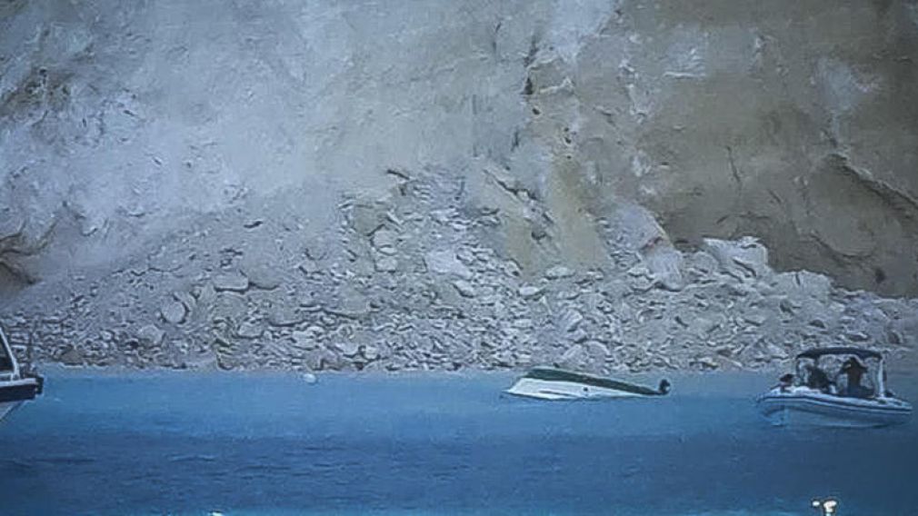 Βίντεο με τη στιγμή της πτώσης των βράχων στην παραλία &quot;Ναυάγιο&quot; της Ζακύνθου