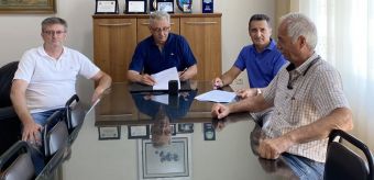 Υπεγράφη η σύμβαση για ασφαλτόστρωση οδών στις Δ.Ε. Σοφάδων και Άρνης