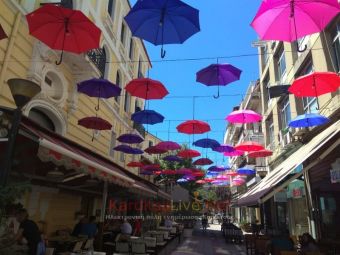 Αλλαγή ομπρελών και χρωμάτων στον πεζόδρομο Παλαιών Μαστόρων (+Φώτο)