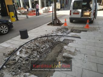 «Ξηλώθηκαν» καινούργια πλακάκια στην κεντρική πλατεία λόγω σπασμένης υδροροής – Νέα τμήματα στον πεζόδρομο Τερτίπη (+Φώτο +Βίντεο)
