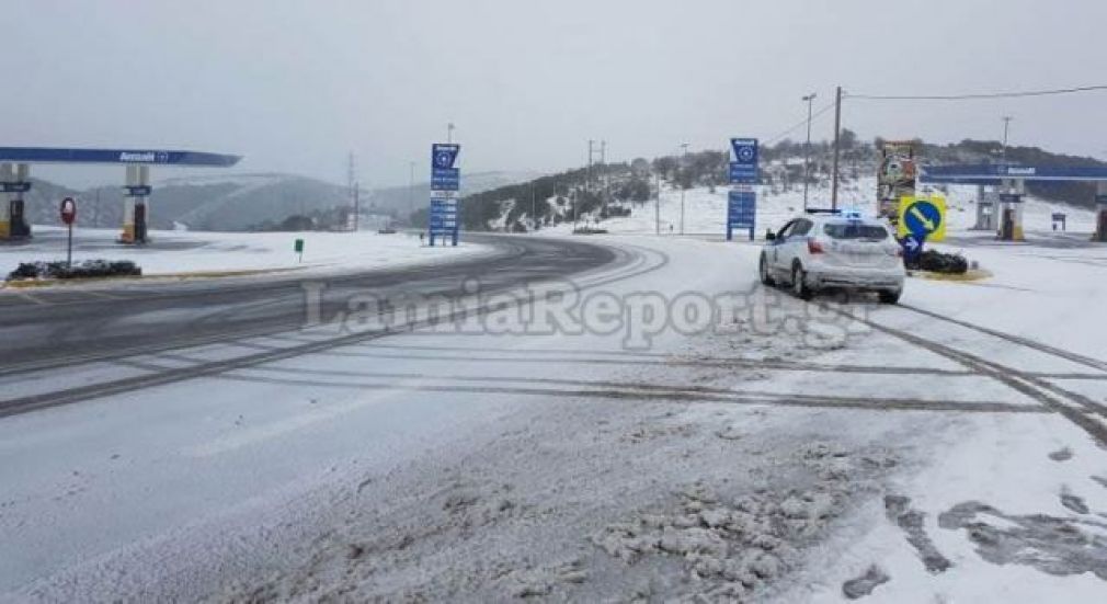 Φθιώτιδα: Χιονίζει γύρω από τη Λαμία - Που χρειάζονται αλυσίδες