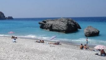 Νεαρός έχασε τη ζωή του κάνοντας βουτιές από βράχο στην παραλία της Χιλιαδούς