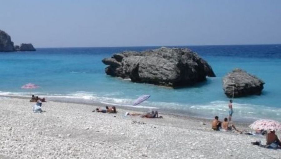 Νεαρός έχασε τη ζωή του κάνοντας βουτιές από βράχο στην παραλία της Χιλιαδούς