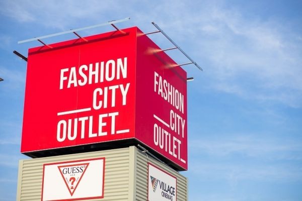 Συνεχίζονται οι χειμερινές εκπτώσεις στο Fashion City Outlet