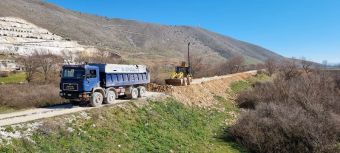 Εργασίες ενίσχυσης αναχωμάτων στο Βλοχό