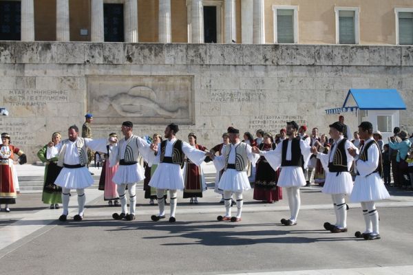 Tα 138 χρόνια από την απελευθέρωση της Θεσσαλίας τίμησαν μαζικά και με μεγαλοπρέπεια οι Θεσσαλοί της Αττικής στο Σύνταγμα (+Φώτο)