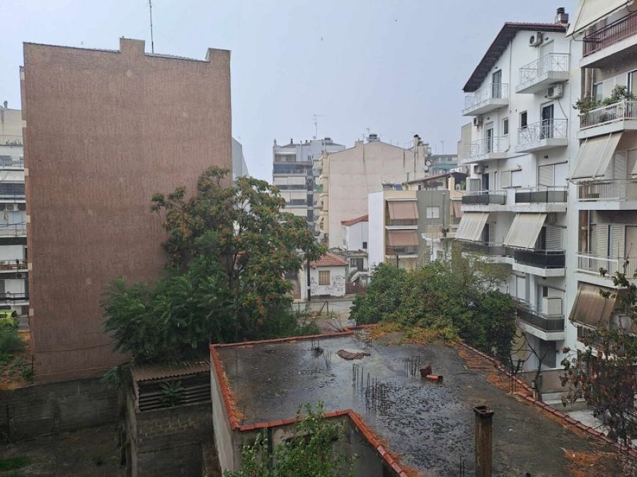 Κακοκαιρία εξπρές: Χαλάζι και έντονη βροχόπτωση στη Λάρισα (+Βίντεο)