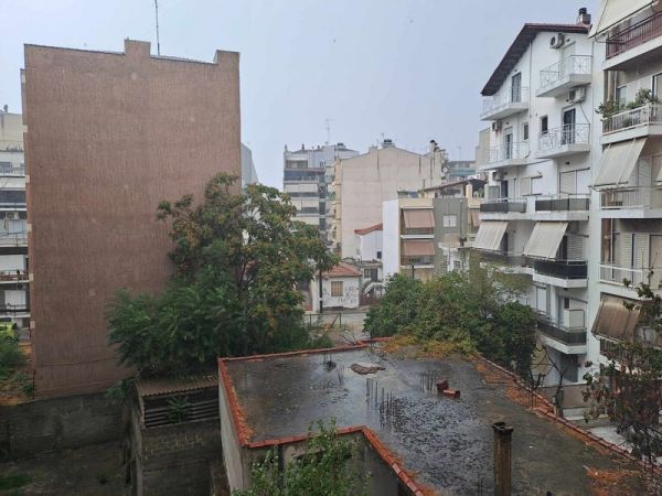 Κακοκαιρία εξπρές: Χαλάζι και έντονη βροχόπτωση στη Λάρισα (+Βίντεο)