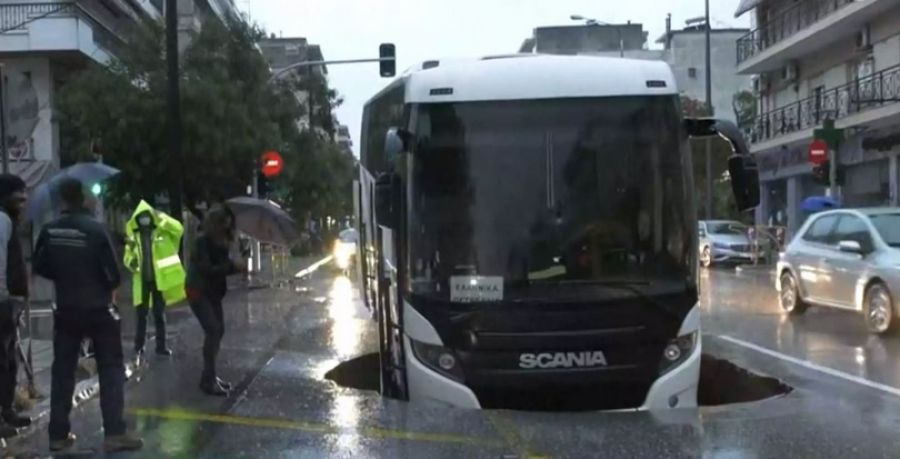 Θεσσαλονίκη: Υποχώρησε κεντρικός δρόμος και παραλίγο να "ρουφήξει" ολόκληρο λεωφορείο! (+Βίντεο)