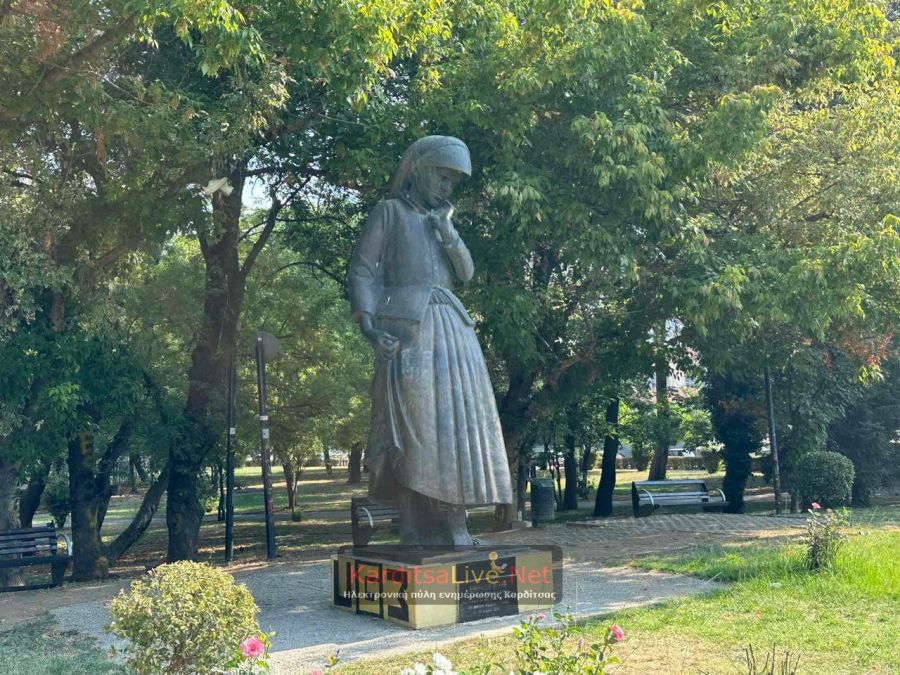 Καρδίτσα: Απομακρύνθηκαν τα γκράφιτι από το άγαλμα της μάνας - Παραμένει το πρόβλημα στη βάση