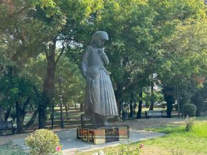 Καρδίτσα: Απομακρύνθηκαν τα γκράφιτι από το άγαλμα της μάνας - Παραμένει το πρόβλημα στη βάση