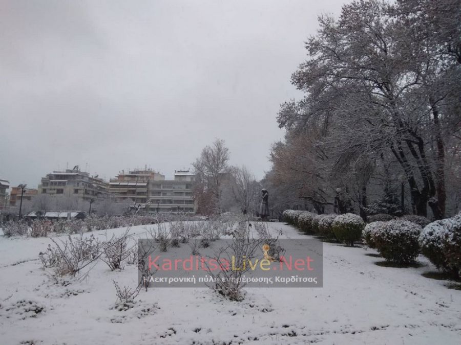 Χιονισμένη αλλά με ήπιο τρόπο ξύπνησε η Καρδίτσα - Πολύ χιόνι στα ορεινά (+Φώτο +Βίντεο)