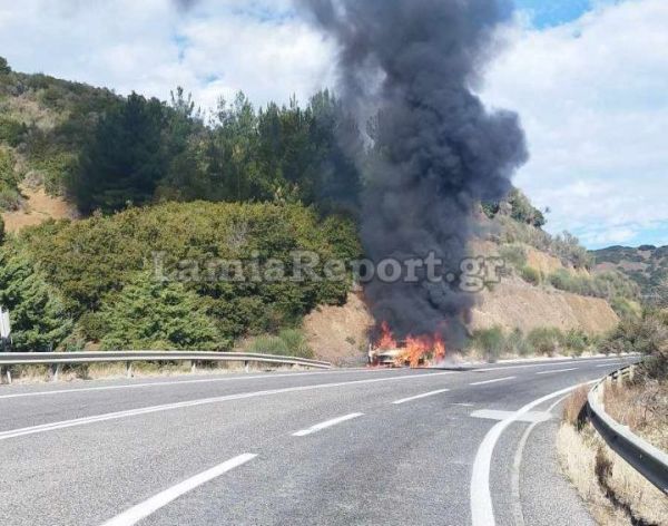 Παρανάλωμα του πυρός αυτοκίνητο που κινούνταν στο δρόμο Λαμίας - Δομοκού (+Βίντεο)